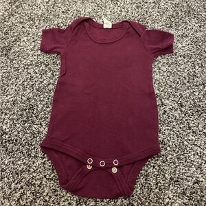 Kate Quinn Baby Maroon Ribbed Bodysuit Onesie Size 6-12 Months